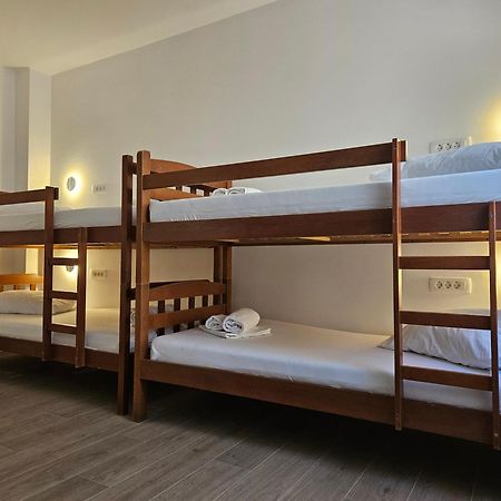 Luka'S Lodge Guesthouse & Hostel フヴァル エクステリア 写真