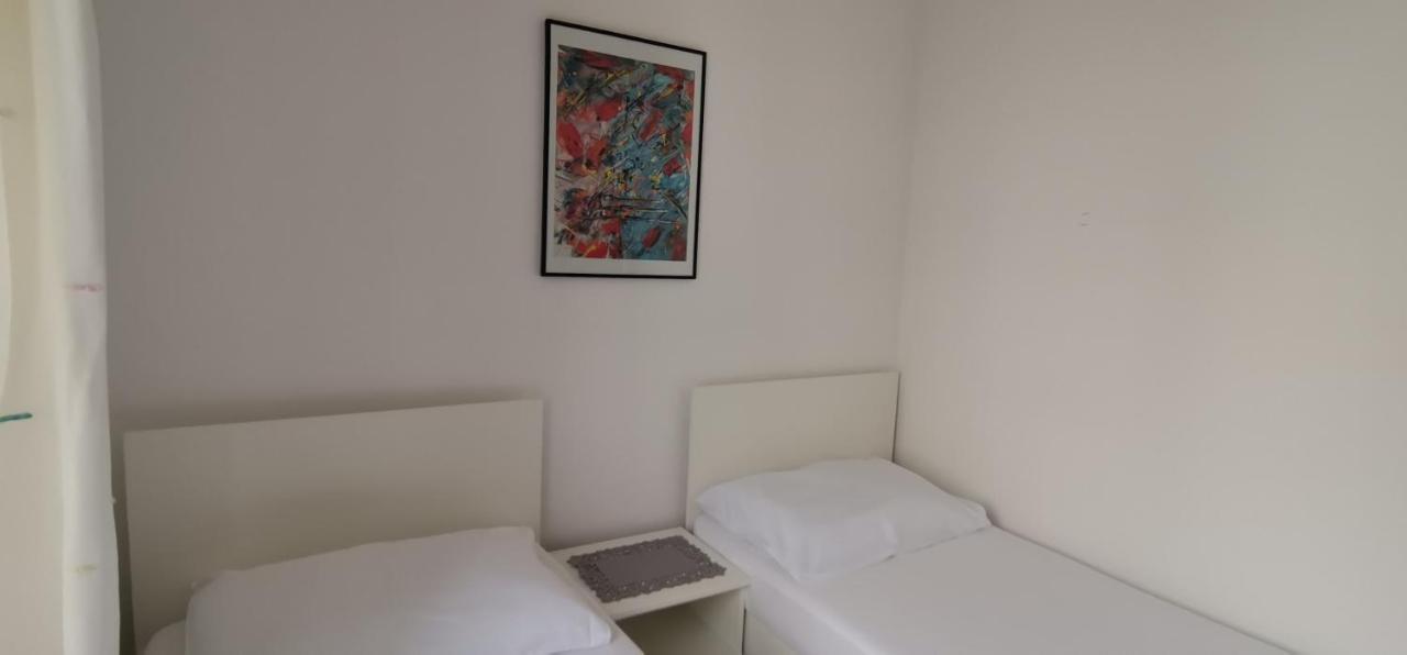 Luka'S Lodge Guesthouse & Hostel フヴァル エクステリア 写真