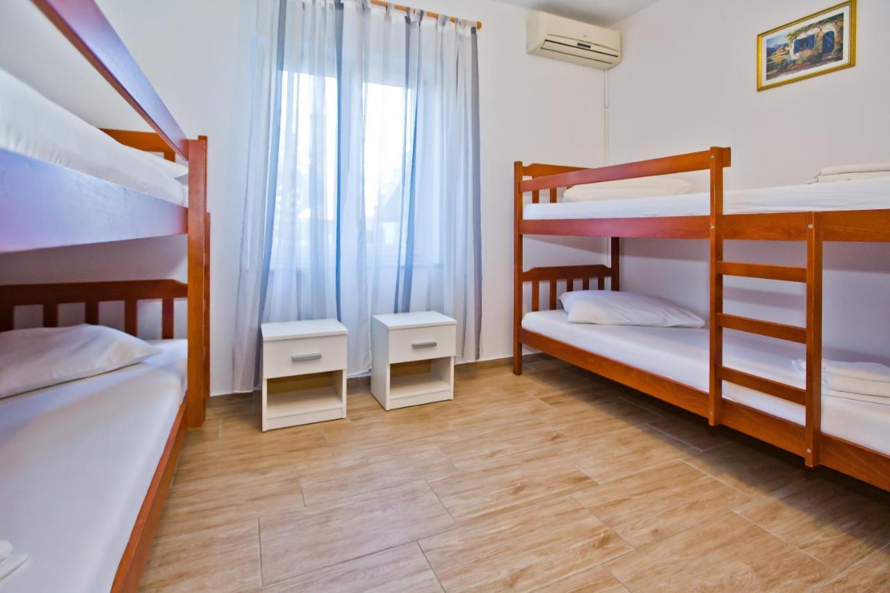 Luka'S Lodge Guesthouse & Hostel フヴァル エクステリア 写真