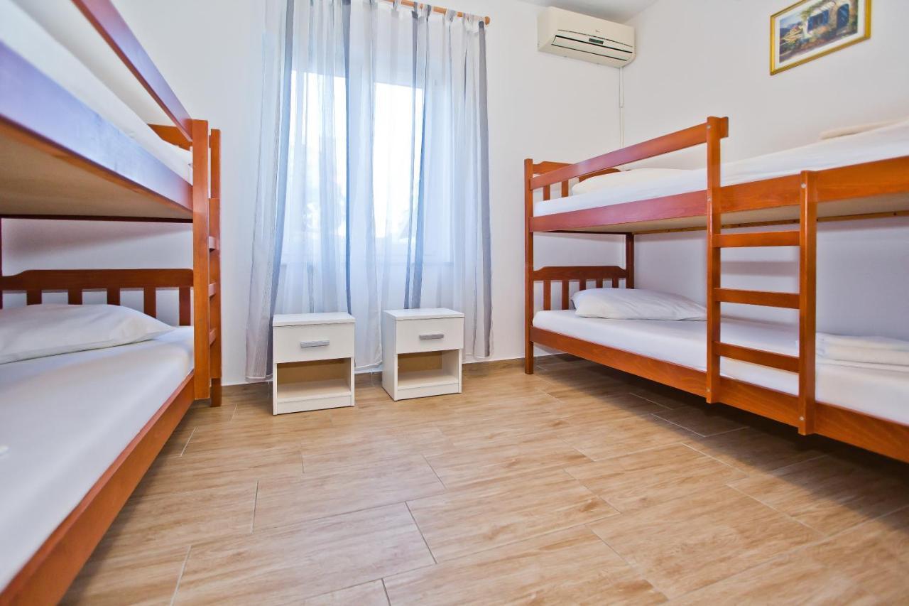 Luka'S Lodge Guesthouse & Hostel フヴァル エクステリア 写真