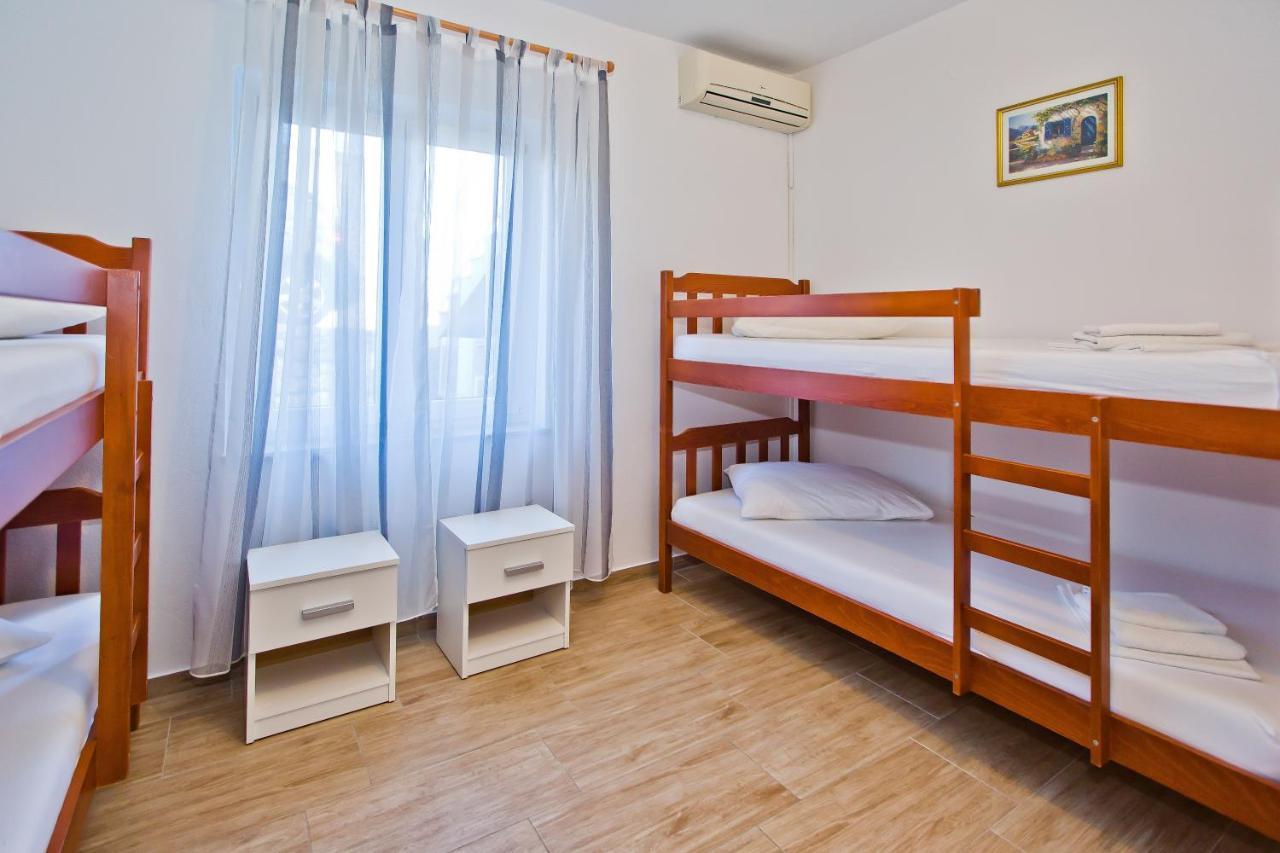 Luka'S Lodge Guesthouse & Hostel フヴァル エクステリア 写真