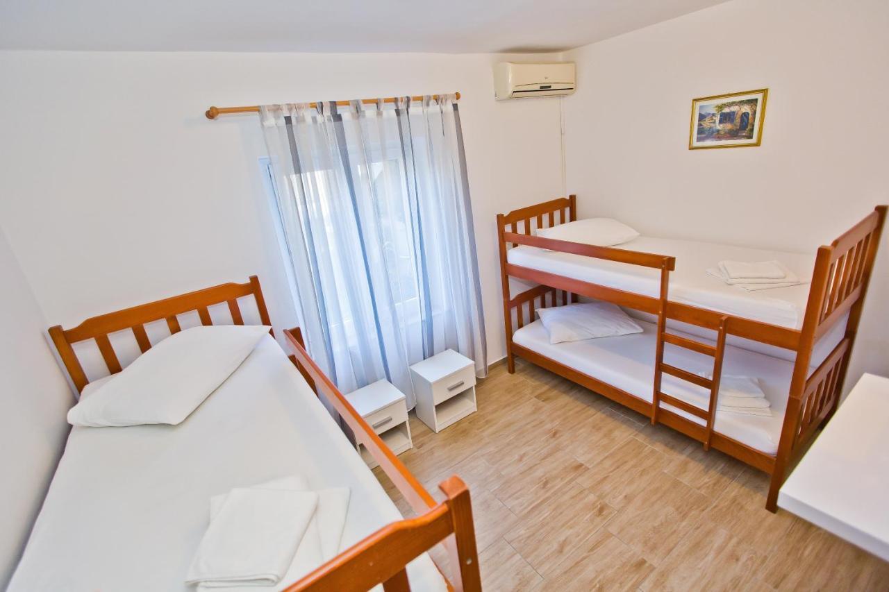 Luka'S Lodge Guesthouse & Hostel フヴァル エクステリア 写真