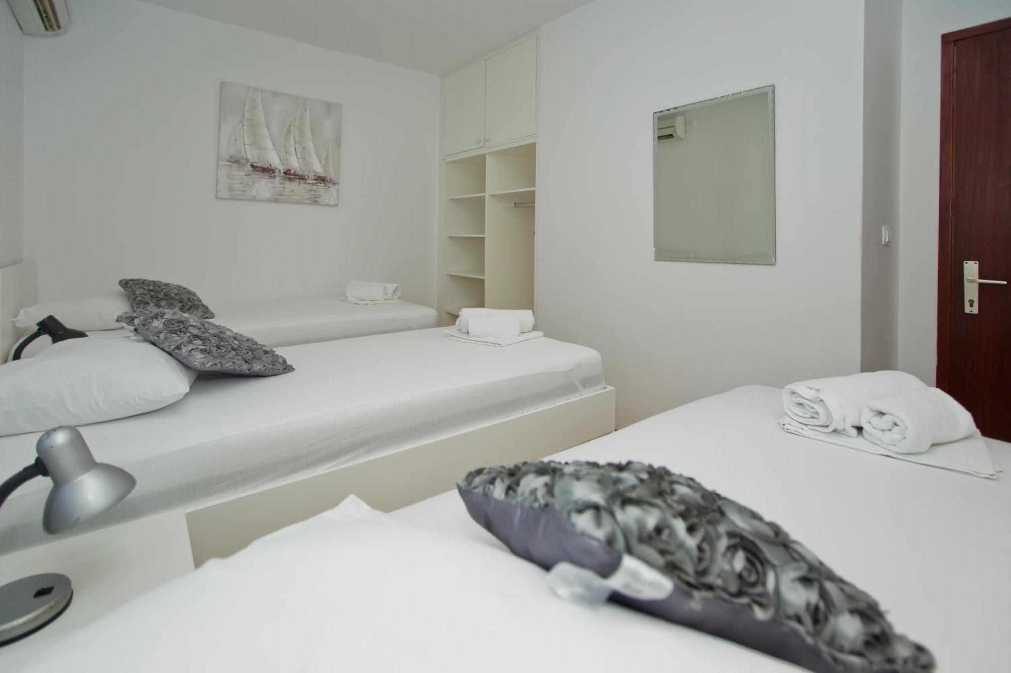 Luka'S Lodge Guesthouse & Hostel フヴァル エクステリア 写真