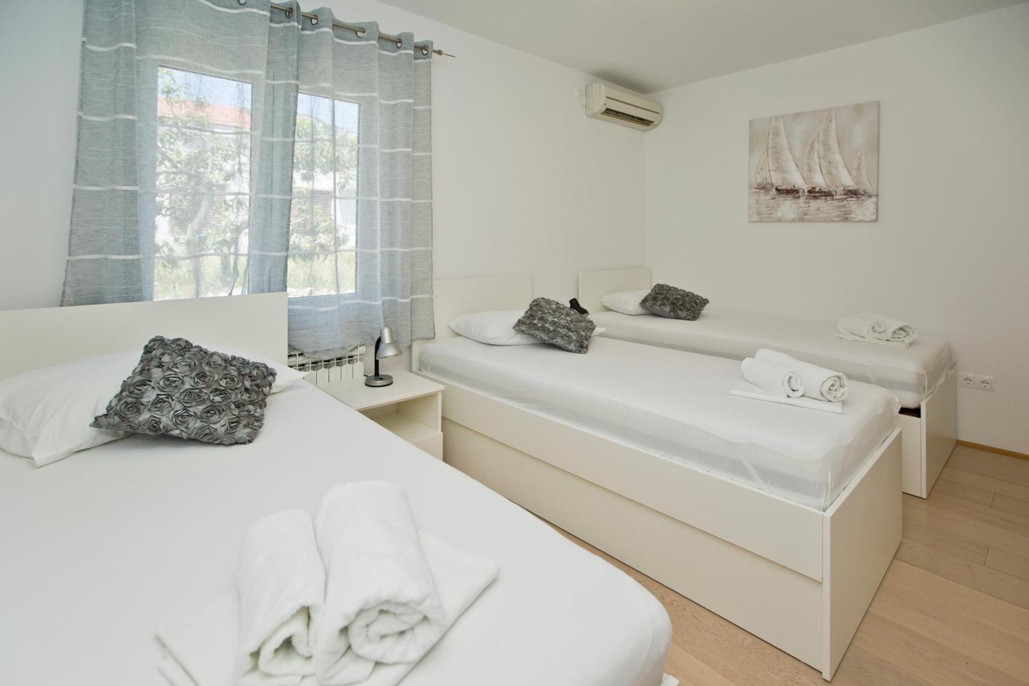 Luka'S Lodge Guesthouse & Hostel フヴァル エクステリア 写真