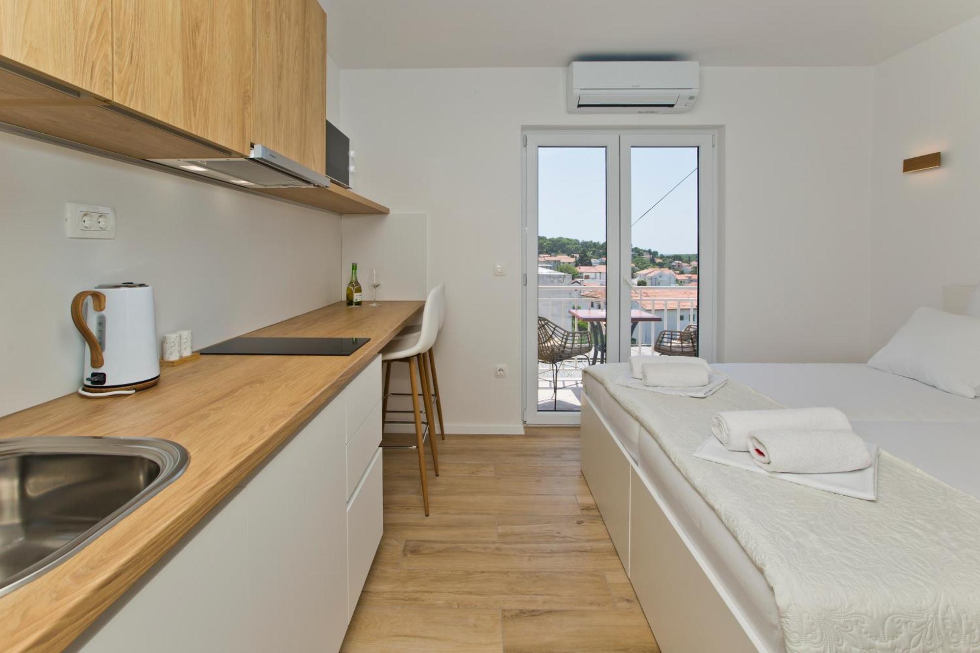 Luka'S Lodge Guesthouse & Hostel フヴァル エクステリア 写真