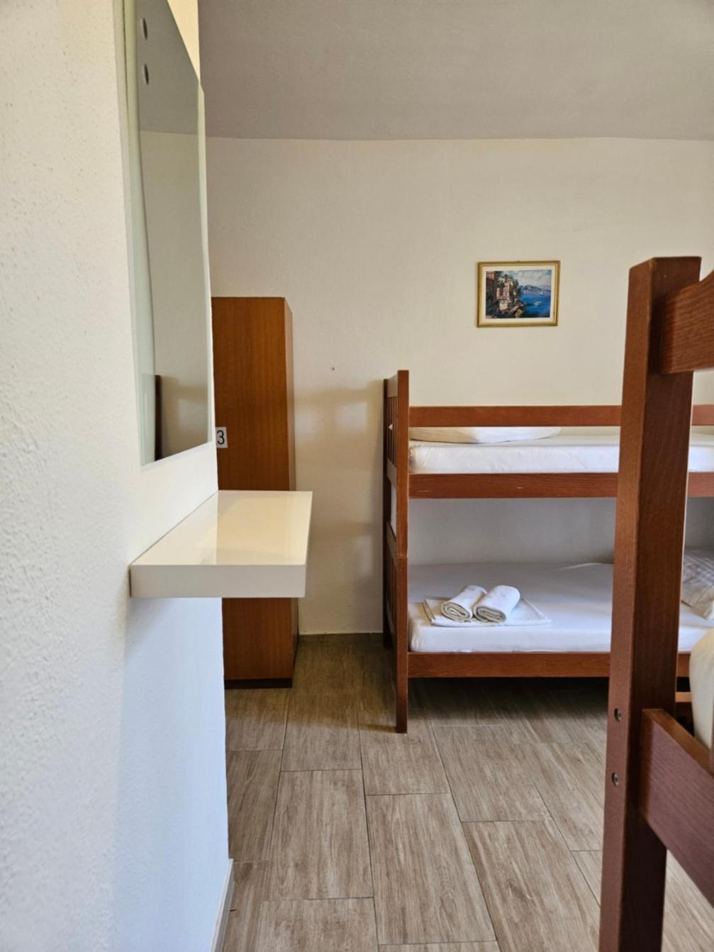 Luka'S Lodge Guesthouse & Hostel フヴァル エクステリア 写真